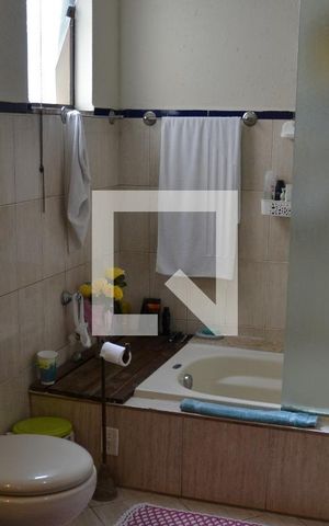 Casa à venda com 235m², 4 quartos e 2 vagasBanheiro