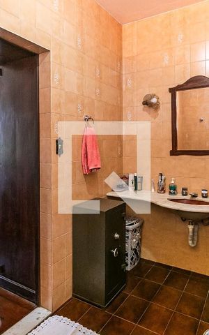 Casa à venda com 315m², 3 quartos e 8 vagas Casa à venda com 315m², 3 quartos e 8 vagasBanheiro da Suíte