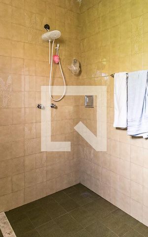 Casa à venda com 315m², 3 quartos e 8 vagas Casa à venda com 315m², 3 quartos e 8 vagasBanheiro Social