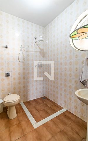 Casa à venda com 315m², 3 quartos e 8 vagas Casa à venda com 315m², 3 quartos e 8 vagasBanheiro de Serviço