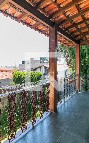 Casa à venda com 315m², 3 quartos e 8 vagas Casa à venda com 315m², 3 quartos e 8 vagasVaranda