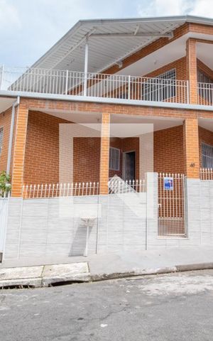 Casa à venda com 200m², 3 quartos e 2 vagas Casa à venda com 200m², 3 quartos e 2 vagasFachada