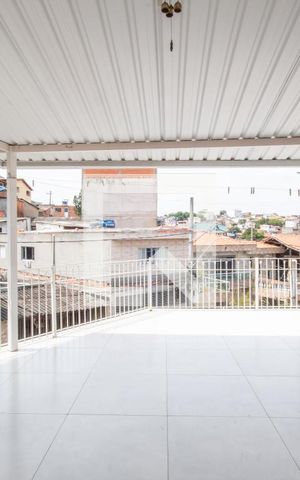 Casa à venda com 200m², 3 quartos e 2 vagas Casa à venda com 200m², 3 quartos e 2 vagasVaranda