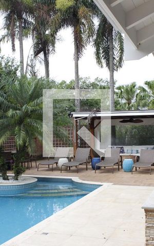 Casa de condomínio à venda com 1000m², 5 quartos e 6 vagasPiscina