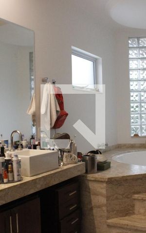 Casa de condomínio à venda com 1000m², 5 quartos e 6 vagasBanheiro da Suíte Master