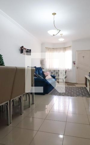 Casa à venda com 170m², 3 quartos e 2 vagas Casa à venda com 170m², 3 quartos e 2 vagasSala