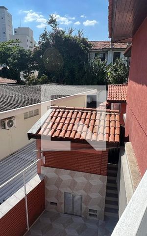 Casa à venda com 650m², 5 quartos e 6 vagasVista lateral da casa