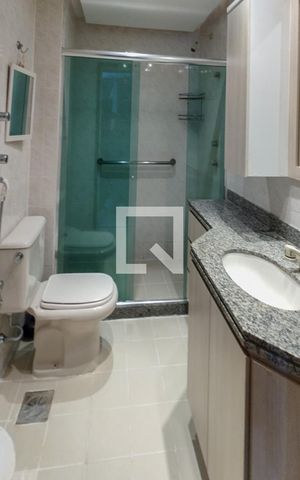 Apartamento à venda com 80m², 2 quartos e 2 vagas Apartamento à venda com 80m², 2 quartos e 2 vagasBanheiro da Suíte