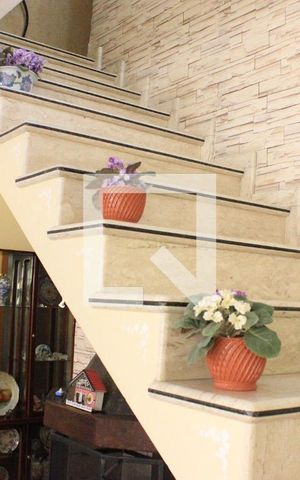 Casa à venda com 166m², 3 quartos e 3 vagasEscada