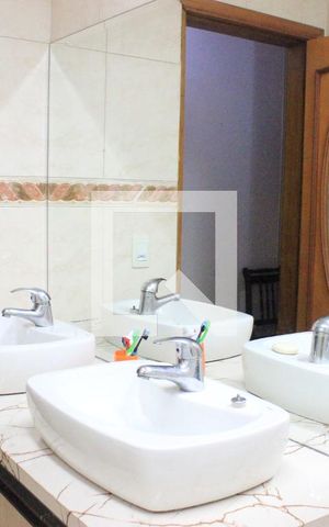Casa à venda com 166m², 3 quartos e 3 vagasBanheiro 