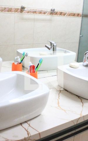 Casa à venda com 166m², 3 quartos e 3 vagasBanheiro 