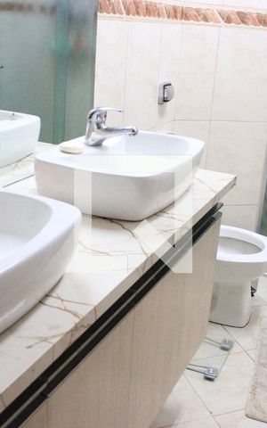 Casa à venda com 166m², 3 quartos e 3 vagasBanheiro 