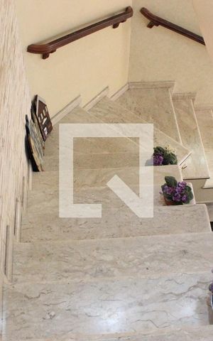Casa à venda com 166m², 3 quartos e 3 vagasEscada
