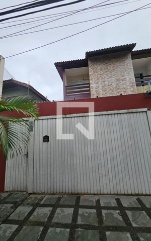 Casa à venda com 270m², 6 quartos e 3 vagas Casa à venda com 270m², 6 quartos e 3 vagasFachada