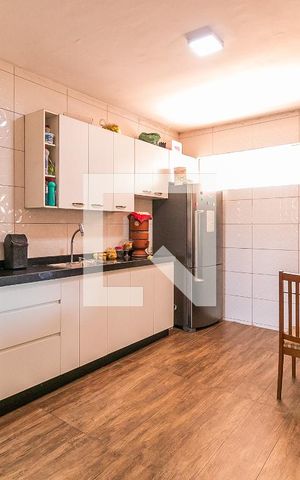 Casa à venda com 150m², 3 quartos e 2 vagas Casa à venda com 150m², 3 quartos e 2 vagasCozinha