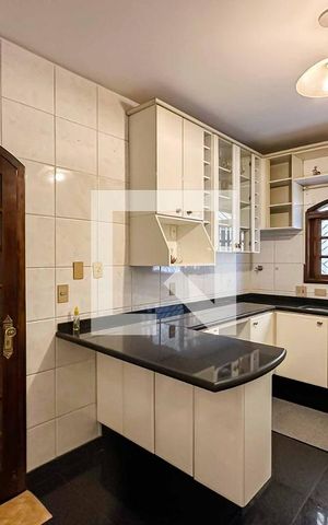 Casa à venda com 360m², 5 quartos e 4 vagas Casa à venda com 360m², 5 quartos e 4 vagasCozinha