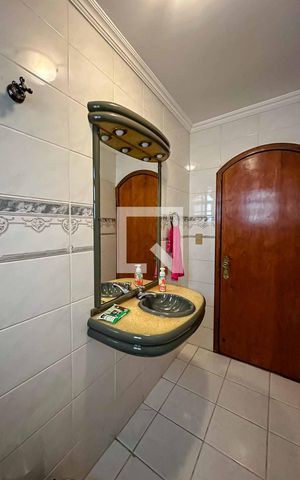 Casa à venda com 360m², 5 quartos e 4 vagas Casa à venda com 360m², 5 quartos e 4 vagasLavabo