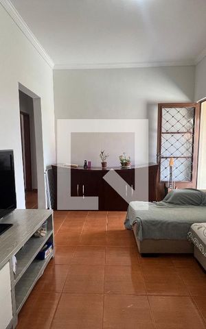 Casa à venda com 380m², 4 quartos e 2 vagas Casa à venda com 380m², 4 quartos e 2 vagasSala