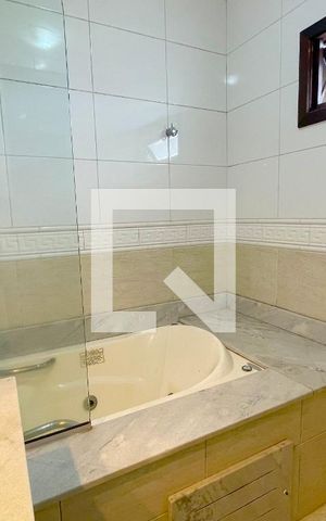 Casa à venda com 180m², 3 quartos e 2 vagas Casa à venda com 180m², 3 quartos e 2 vagasBanheiro da Suíte