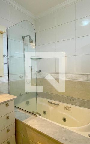 Casa à venda com 180m², 3 quartos e 2 vagas Casa à venda com 180m², 3 quartos e 2 vagasBanheiro da Suíte
