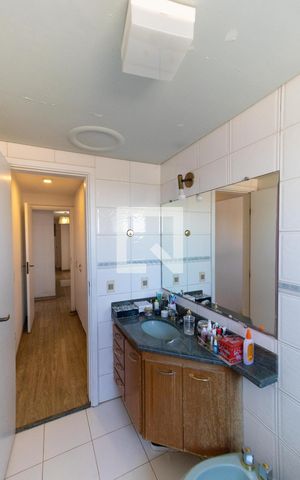 Apartamento à venda com 156m², 4 quartos e 3 vagas Apartamento à venda com 156m², 4 quartos e 3 vagasBanheiro da Suíte 02