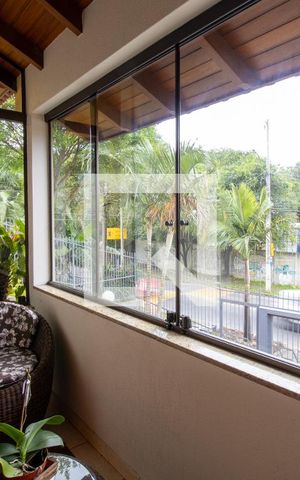 Casa à venda com 300m², 4 quartos e 4 vagas Casa à venda com 300m², 4 quartos e 4 vagasSala
