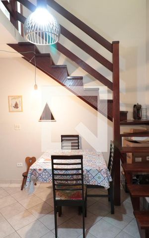 Casa de condomínio à venda com 102m², 3 quartos e 1 vagaSala - Escada