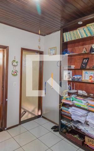 Casa à venda com 300m², 4 quartos e 4 vagas Casa à venda com 300m², 4 quartos e 4 vagasHall