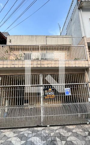 Casa à venda com 177m², 4 quartos e 2 vagas Casa à venda com 177m², 4 quartos e 2 vagasFachada