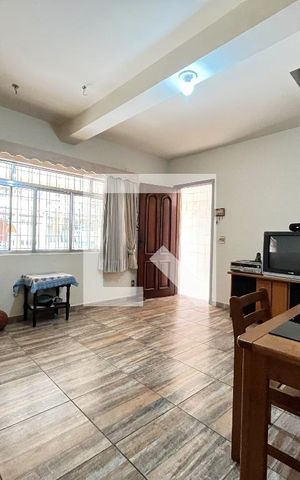 Casa à venda com 177m², 4 quartos e 2 vagas Casa à venda com 177m², 4 quartos e 2 vagasSala