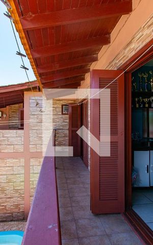 Casa à venda com 250m², 5 quartos e 4 vagas Casa à venda com 250m², 5 quartos e 4 vagasVaranda