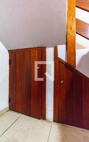 Casa à venda com 250m², 5 quartos e 4 vagas Casa à venda com 250m², 5 quartos e 4 vagasDetalhe