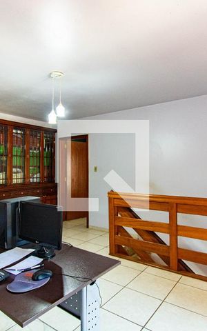 Casa à venda com 250m², 5 quartos e 4 vagas Casa à venda com 250m², 5 quartos e 4 vagasEscritório