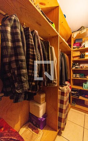 Casa à venda com 250m², 5 quartos e 4 vagas Casa à venda com 250m², 5 quartos e 4 vagasCloset