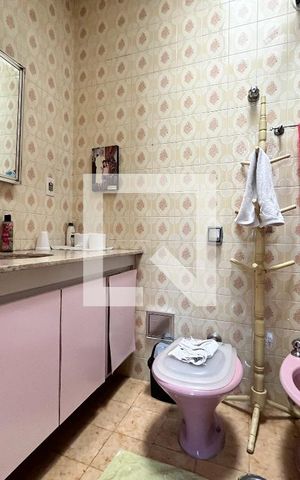 Casa à venda com 300m², 4 quartos e 5 vagasBanheiro da Suíte 2