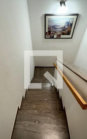 Casa à venda com 300m², 4 quartos e 5 vagasEscada