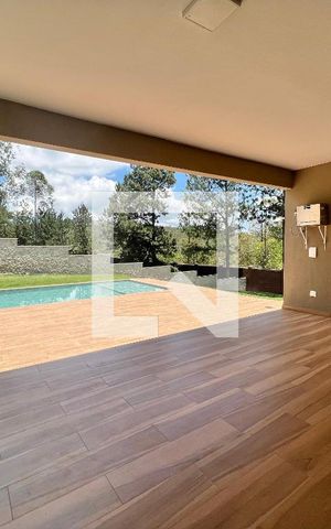 Casa de condomínio à venda com 502m², 4 quartos e 4 vagas Casa de condomínio à venda com 502m², 4 quartos e 4 vagasÁrea Externa