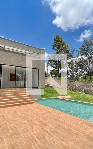 Casa de condomínio à venda com 502m², 4 quartos e 4 vagas Casa de condomínio à venda com 502m², 4 quartos e 4 vagasÁrea Externa