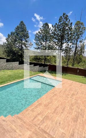 Casa de condomínio à venda com 502m², 4 quartos e 4 vagas Casa de condomínio à venda com 502m², 4 quartos e 4 vagasÁrea Externa