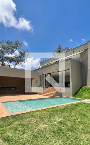 Casa de condomínio à venda com 502m², 4 quartos e 4 vagas Casa de condomínio à venda com 502m², 4 quartos e 4 vagasÁrea Externa