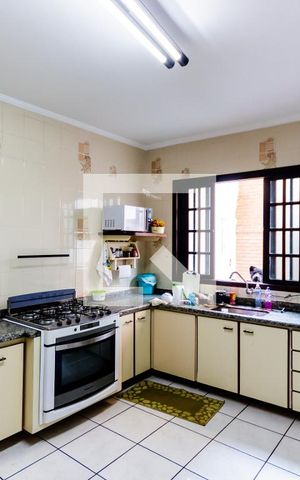 Casa à venda com 192m², 4 quartos e 3 vagas Casa à venda com 192m², 4 quartos e 3 vagasCozinha