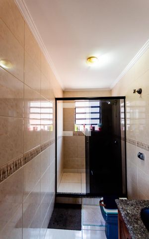 Casa à venda com 192m², 4 quartos e 3 vagas Casa à venda com 192m², 4 quartos e 3 vagasBanheiro da Suíte