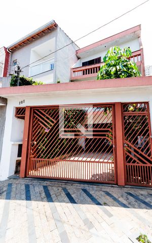 Casa à venda com 192m², 4 quartos e 3 vagas Casa à venda com 192m², 4 quartos e 3 vagasFachada