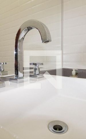 Apartamento para alugar com 80m², 2 quartos e sem vaga Apartamento para alugar com 80m², 2 quartos e sem vagaBanheiro social - torneira da pia