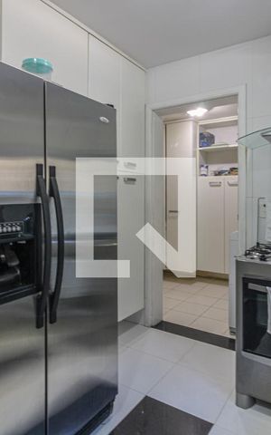Casa de condomínio à venda com 700m², 6 quartos e 2 vagas Casa de condomínio à venda com 700m², 6 quartos e 2 vagasCozinha e Área de Serviço