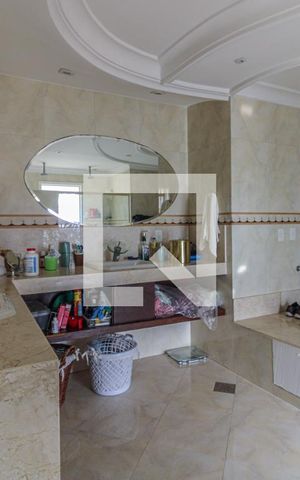 Casa de condomínio à venda com 700m², 6 quartos e 2 vagas Casa de condomínio à venda com 700m², 6 quartos e 2 vagasSuíte 1 - Banheiro
