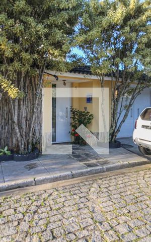 Casa de condomínio à venda com 700m², 6 quartos e 2 vagas Casa de condomínio à venda com 700m², 6 quartos e 2 vagasFachada