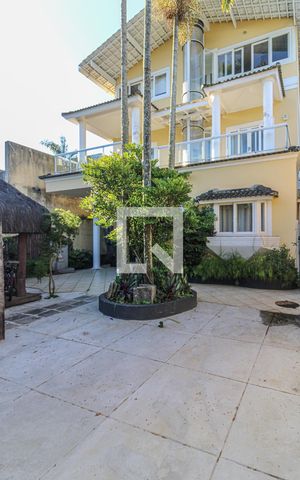 Casa de condomínio à venda com 700m², 6 quartos e 2 vagas Casa de condomínio à venda com 700m², 6 quartos e 2 vagasÁrea externa