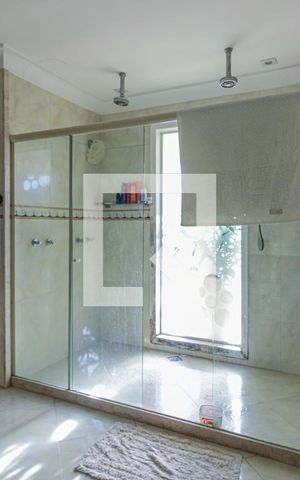 Casa de condomínio à venda com 700m², 6 quartos e 2 vagas Casa de condomínio à venda com 700m², 6 quartos e 2 vagasSuíte 1 - Banheiro