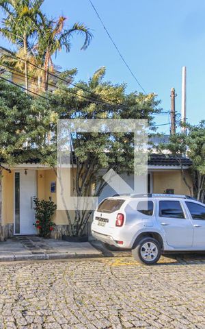 Casa de condomínio à venda com 700m², 6 quartos e 2 vagas Casa de condomínio à venda com 700m², 6 quartos e 2 vagasFachada